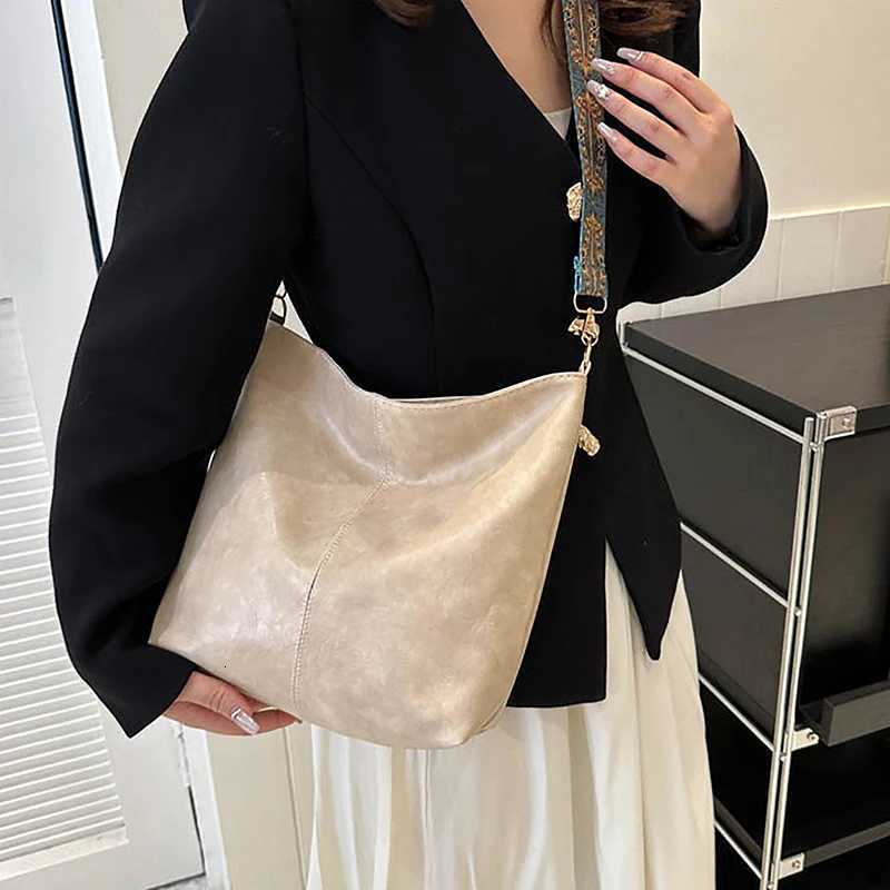 PU Leather Vintage Solid Color Women Fashion Shoulder Sling Bag HighCapacity Simple Adjustable Wide Strap Bucket Crossbody BagsL251023
