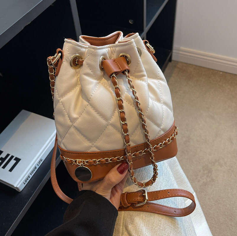 Designer Bags New Hot Selling Lingge Embroidered Thread Popular Versatile Chain Crossbody Small Design Bucket Bag Free Labubu Pendant As A Gift