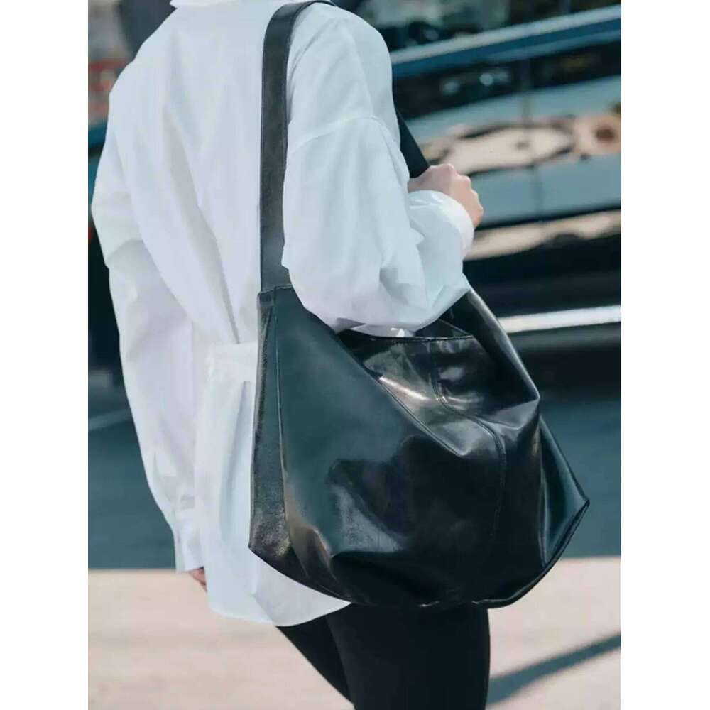 New Black Large Capacity Commuter Leisure Single Shoulder Soft Leather Diagonal Cross Tote Bag For Autumn And Winter