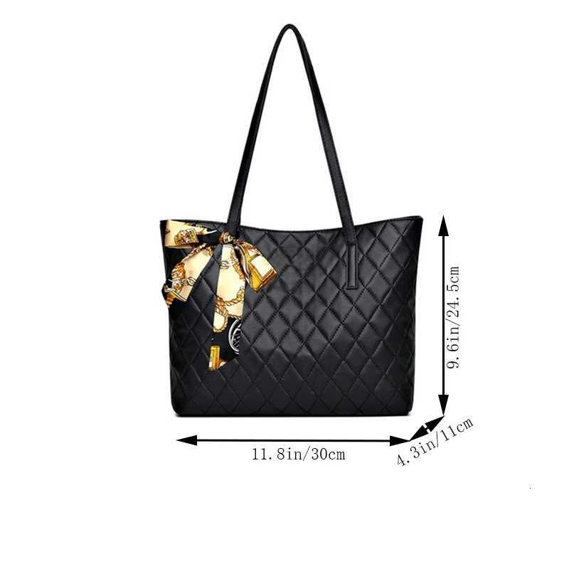 The Neutral Color Bags Are Suitable for Commuting and Are Ideal for Carrying on Ones Shoulder or as a HandbagL251023