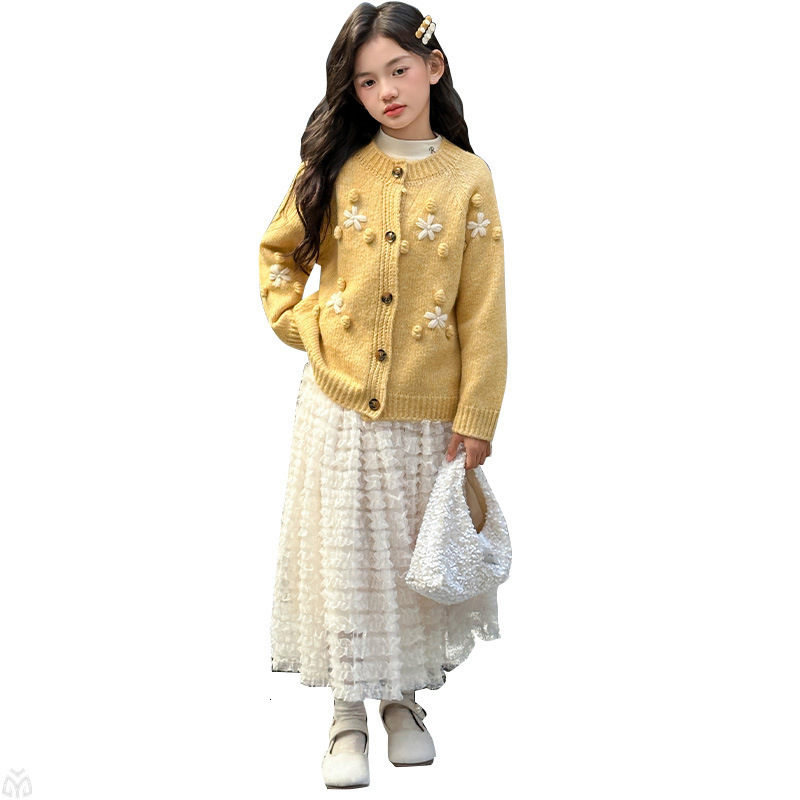 Fashion designer girl's unique super beautiful autumn set, suitable for big girls' new Korean style knitted cardigan and skirt two-piece set