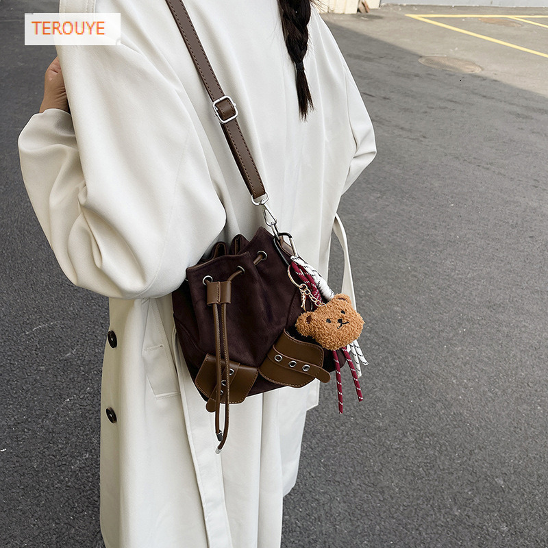 Trendy retro suede design handbag autumn and winter new fashion Korean style niche drawstring design bucket bag women's shoulder bag luxury desig