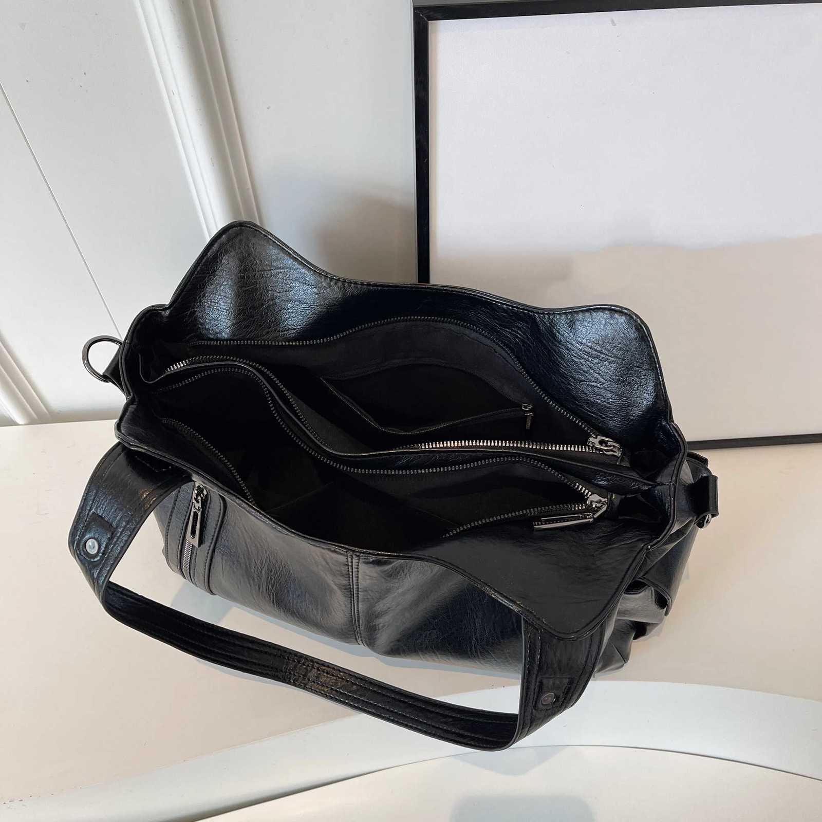 Solid color large capacity womens shoulder bag fashionable simple handheld tote bag commuter personality messenger bagL251023