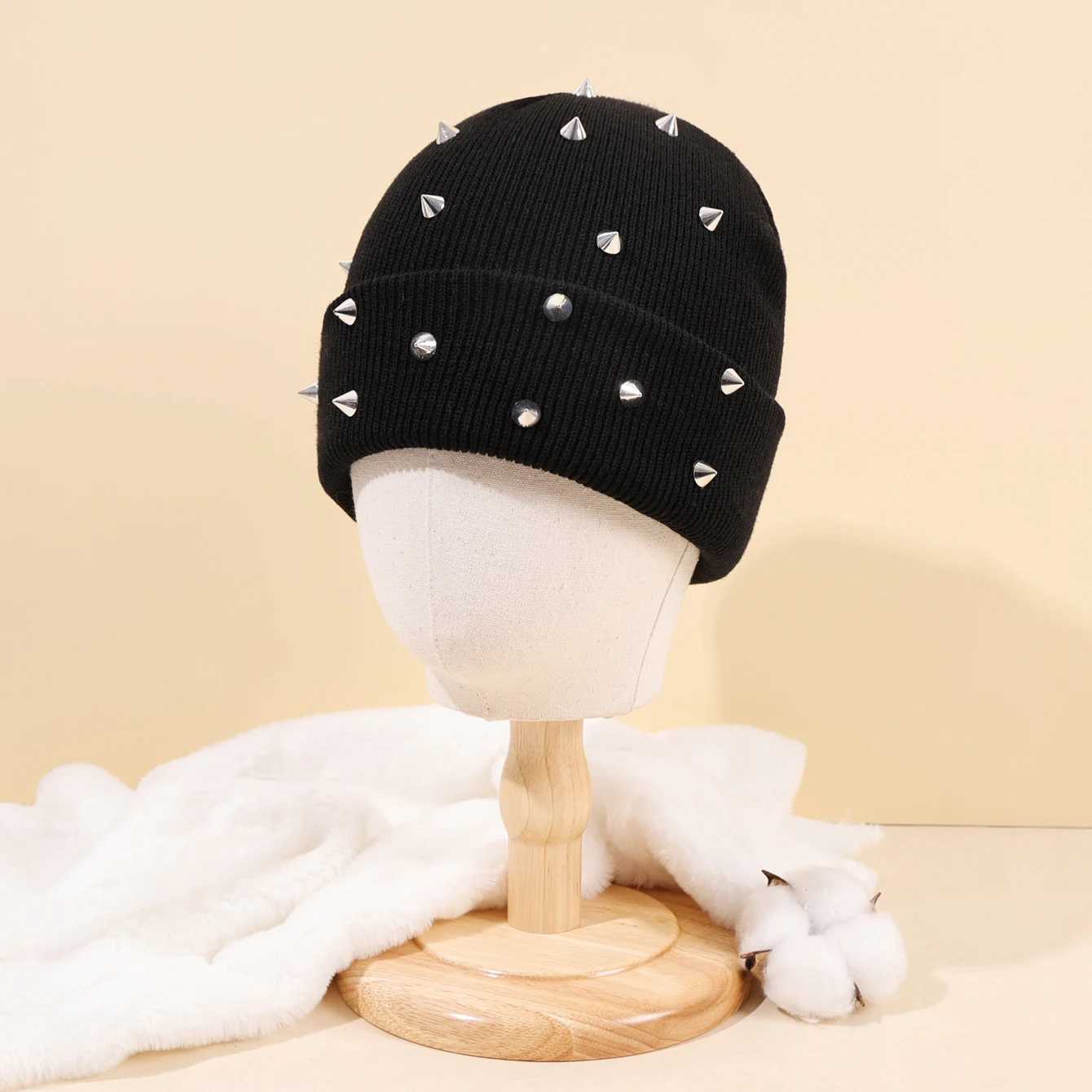 AutumnWinter Mens and Womens HoodiesMultiple Colors Riveted Woolen Hats Warm Knitted HatsTrendy Street Style BeaniesXJ251023
