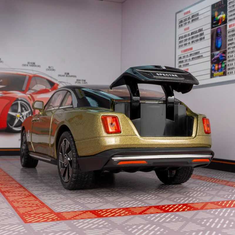 124 RollsRoyce alloy car model doors on both sides that can be opened and the front hood and trunk door can also be openedT251023