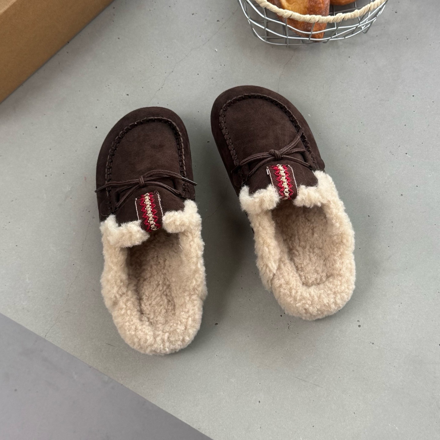 Free shipping designer slippers for womens flat slippers brown khaki Fashionable and versatile thick soled anti slip and plush thick cotton slippers