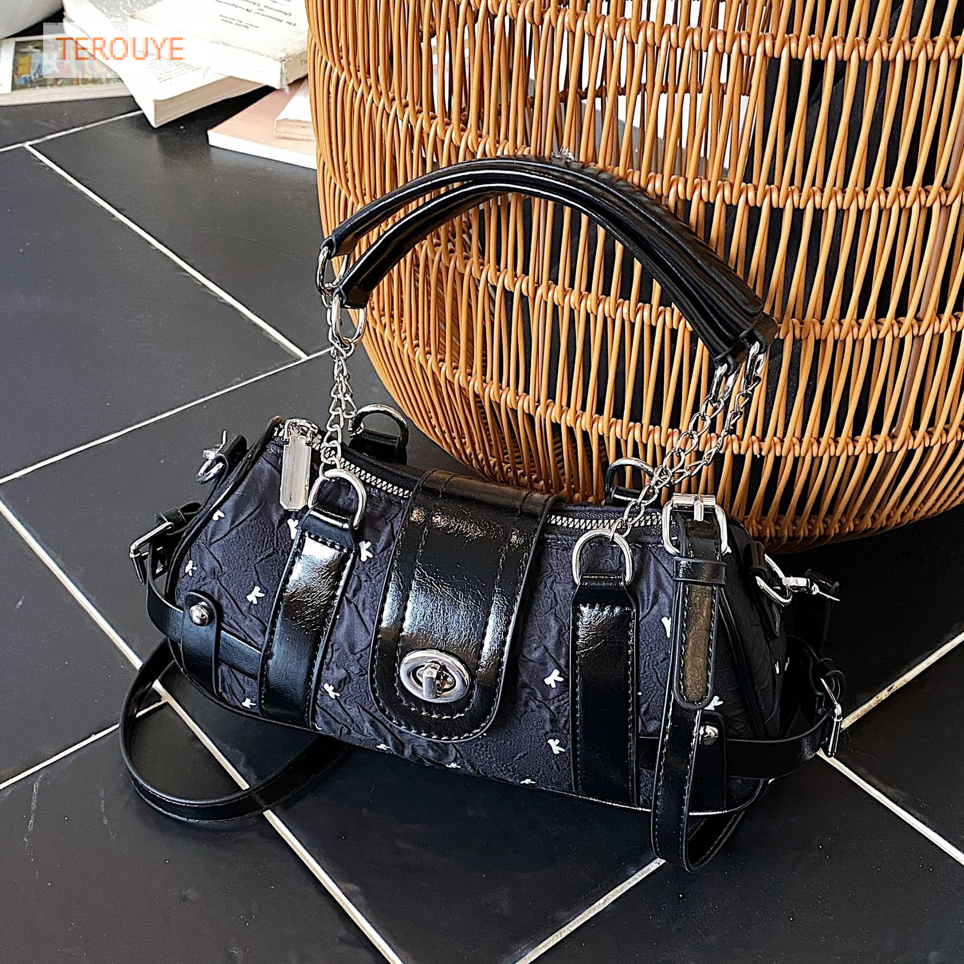 Sweet and cool motorcycle style Y2K spicy girl handbag autumn and winter new fashionable armpit bag trendy women's shoulder bag luxurious designe