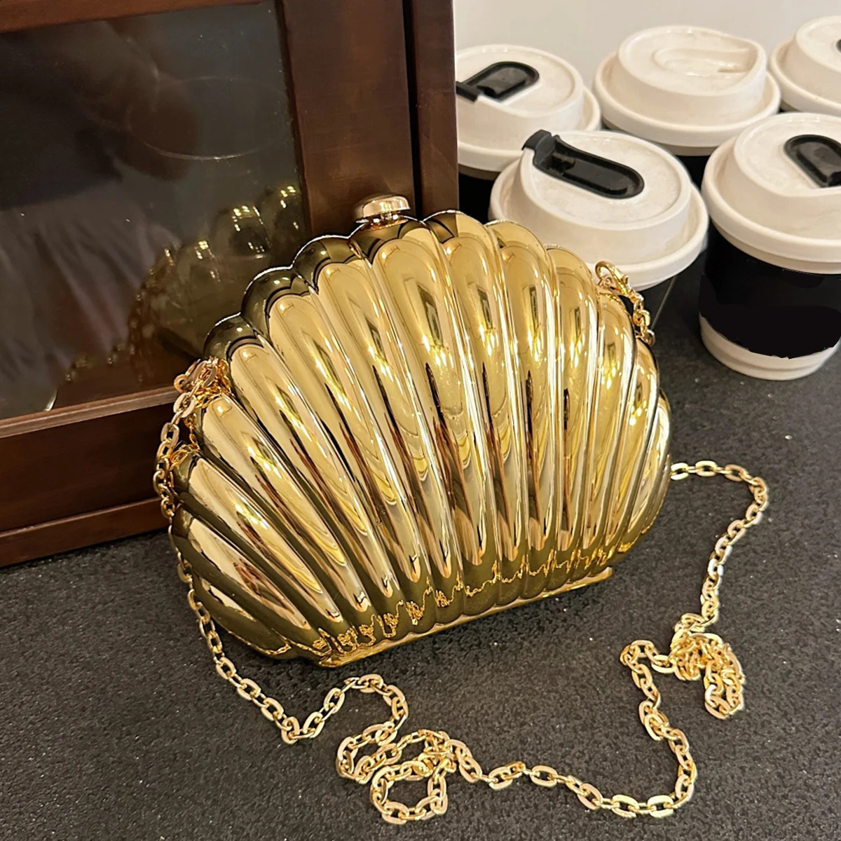 Mini shellshaped fashionable metal chain clutch simple solid color shoulder bag personality crossbody bag251023