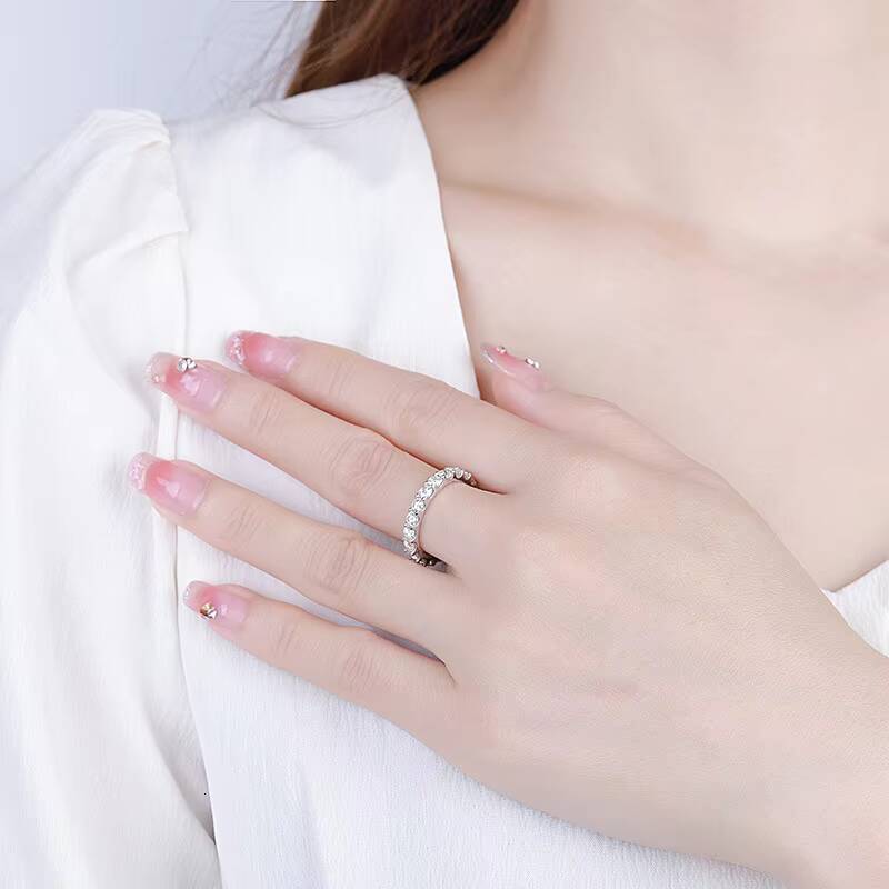 Delicate and Versatile S925 Sterling Silver Simple Row Ring Full Diamond Moissanite White Gold Plated Womens Ring Gift Jewelry