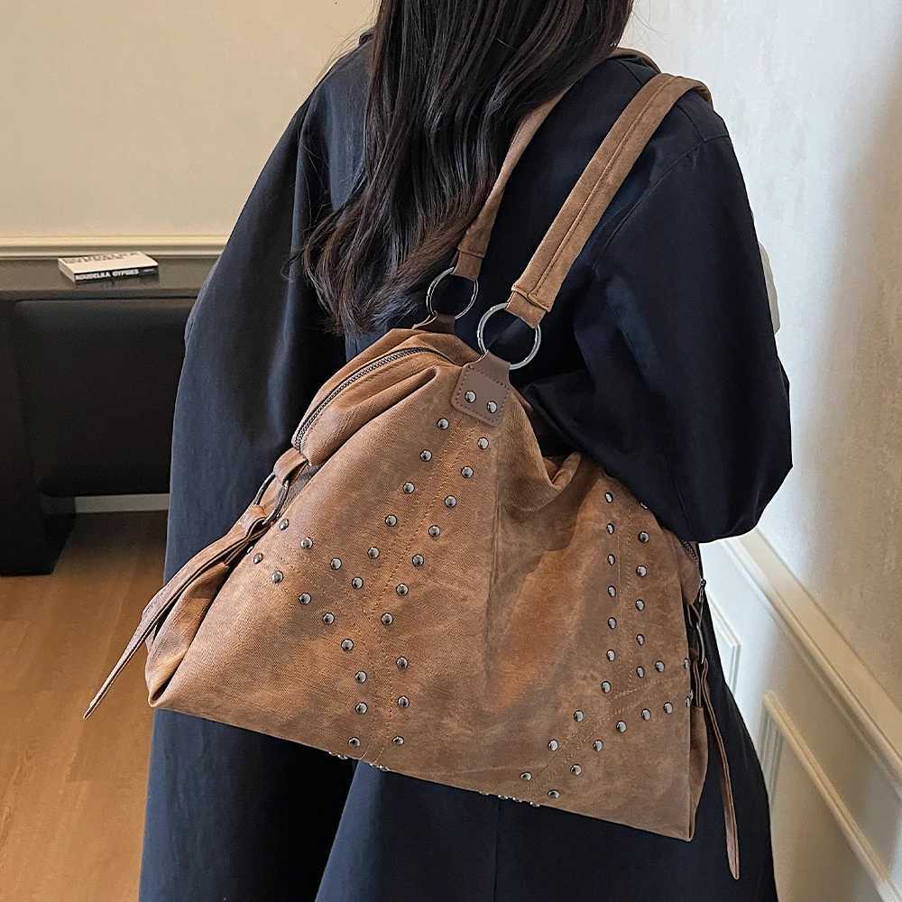 AutumnWinter Retro Commuter Single Shoulder Bag for Women 2025 New Rivet Tote Bag Large Capacity Travel HandbagL251023