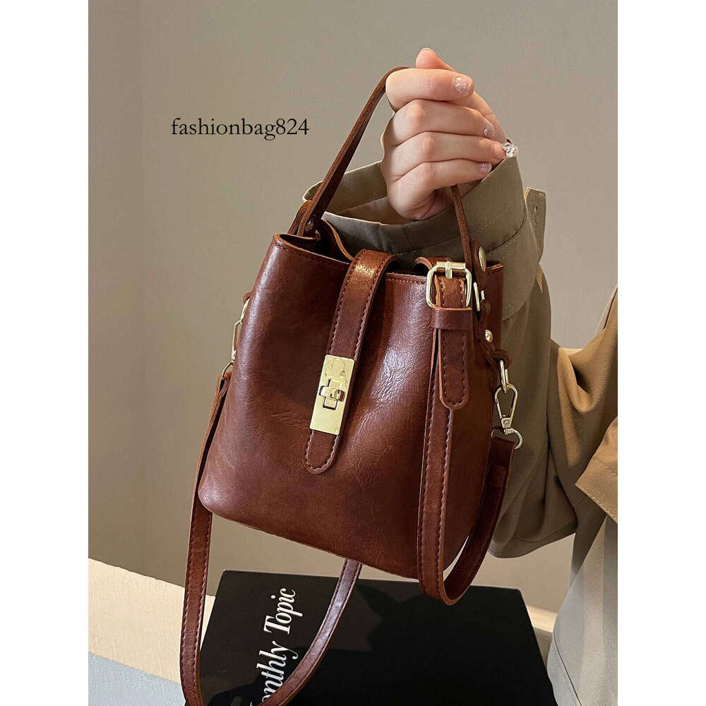 Retro small women 2024 new autumn/winter messenger fashion HOT portable bucket bag