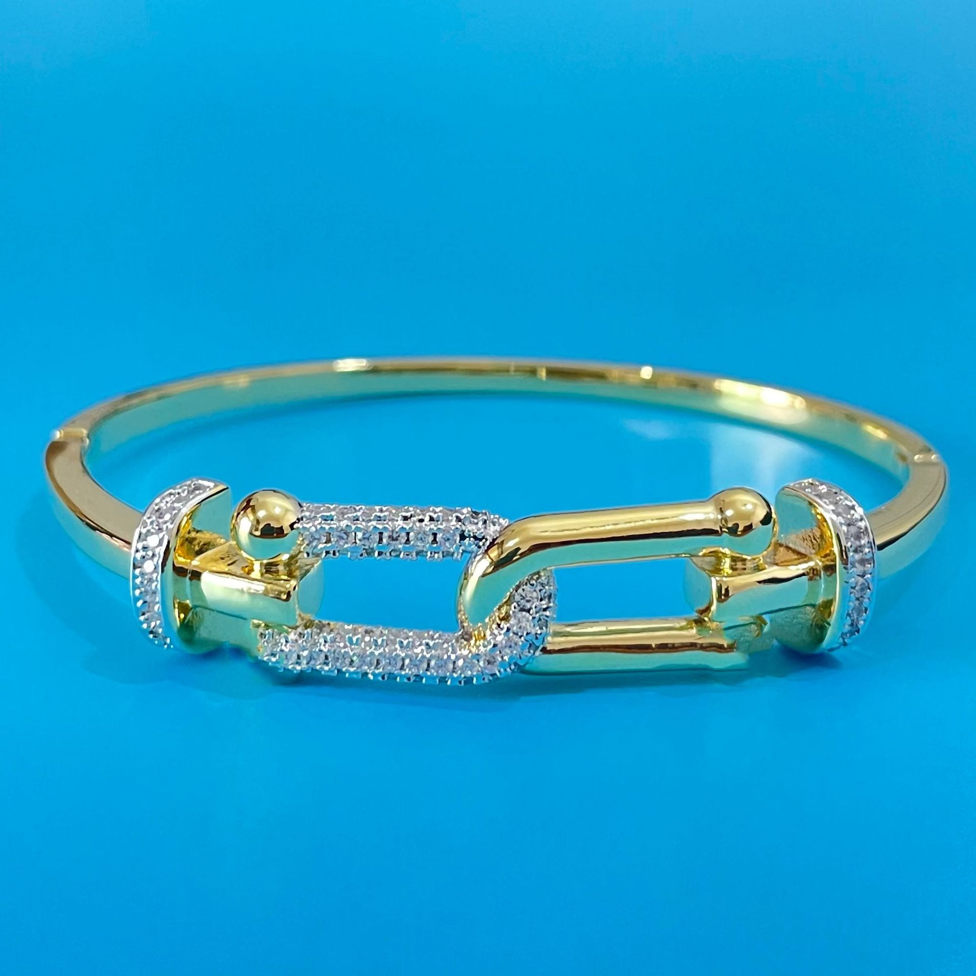 Designer bracelet Charm bracelet 18k white gold U-shaped twisted cross horseshoe buckle bracelet high-end bracelet adjustable free shipping