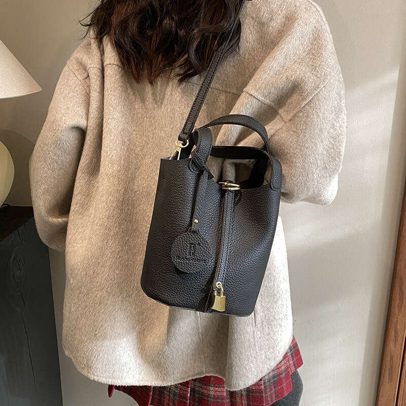 New Lychee Pattern Handheld Water Bucket With High Quality Retro Vegetable Basket Bag, South Korea East Gate One Shoulder Crossbody Bag