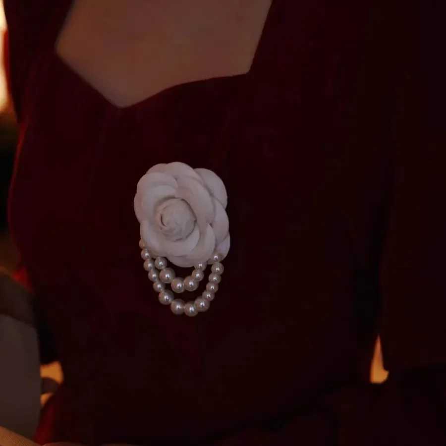 Versatile lia Classic Tweed Style French Vintage Brooch Pearl Chest Needle Pin NonSlip Fashionable Jewelry Accories Y251023