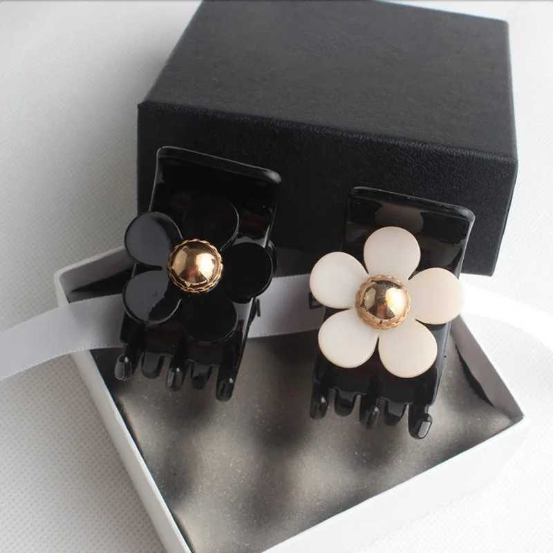 Fashion wer Wen Hair Clips Luxury Black White Small HairClip Barrette Girls Sweet Hairpins Crab Clips Hair Accories Y251023