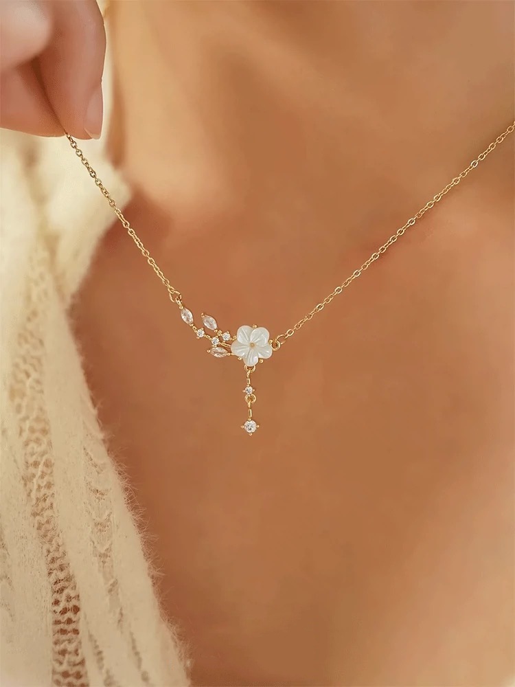 Designer necklace Full Diamond Rose Pearl Camellia Long Necklace for Women Elegant Flower Necklace for the Collarbone free shipping Gold necklace
