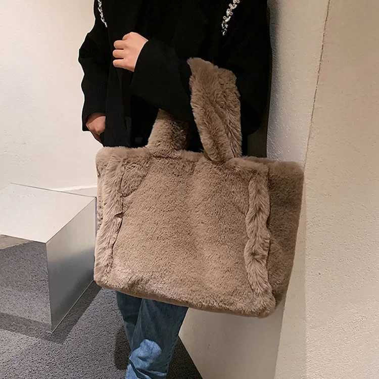 Winter Fashion Womens Furry Tote Handbags Large Capacity Commuter Ladies Faux Fur Shoulder Bag Soft Plush Female Crossbody BagsL251023