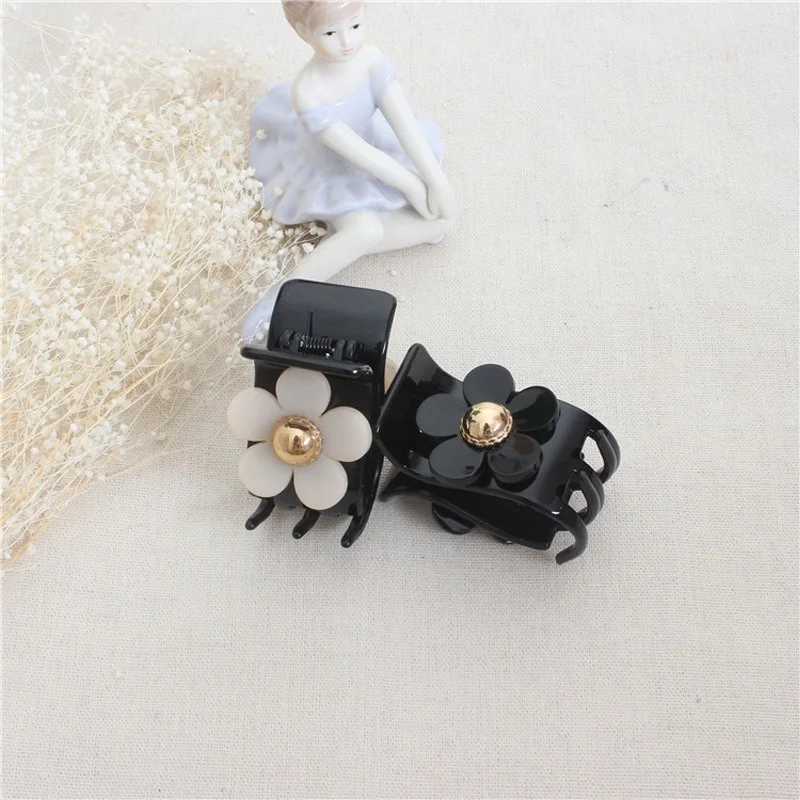 Fashion wer Wen Hair Clips Luxury Black White Small HairClip Barrette Girls Sweet Hairpins Crab Clips Hair Accories Y251023