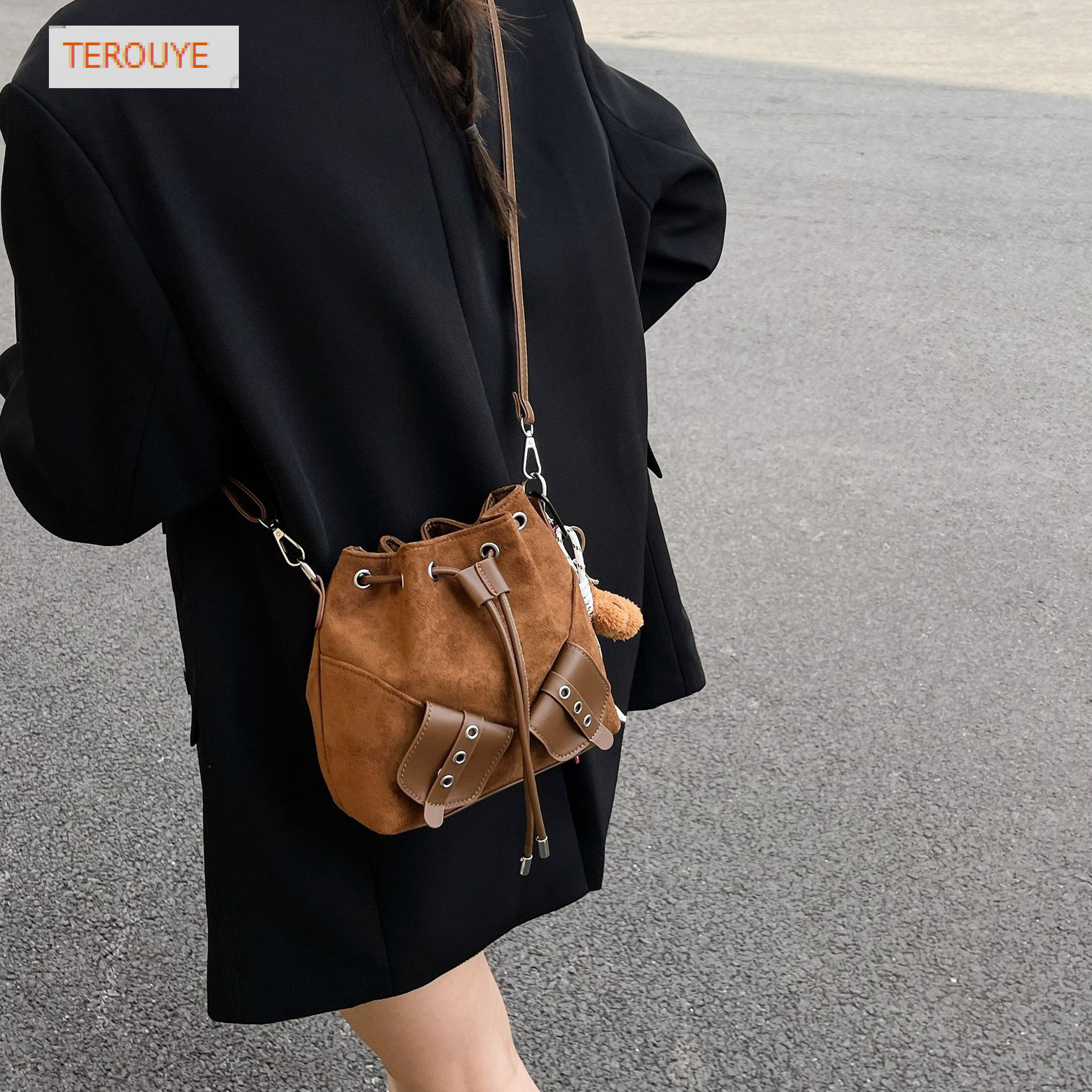 Trendy retro suede design handbag autumn and winter new fashion Korean style niche drawstring design bucket bag women's shoulder bag luxury desig