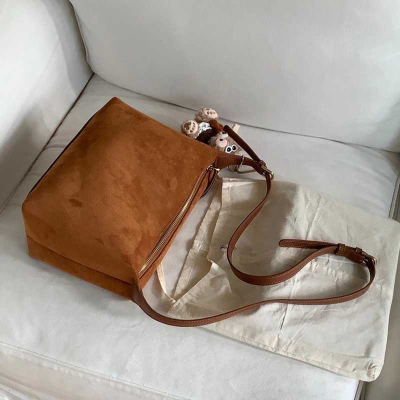 Women Suede Fashionable Solid Color Simple Casual Commuter Bag Large Capacity Vintage Womens HandbagL251023