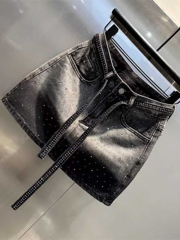 High-waisted A-line short skirt with retro gradient rhinestone decoration for plus-size women, summer fashion, slimming and figure-hugging.