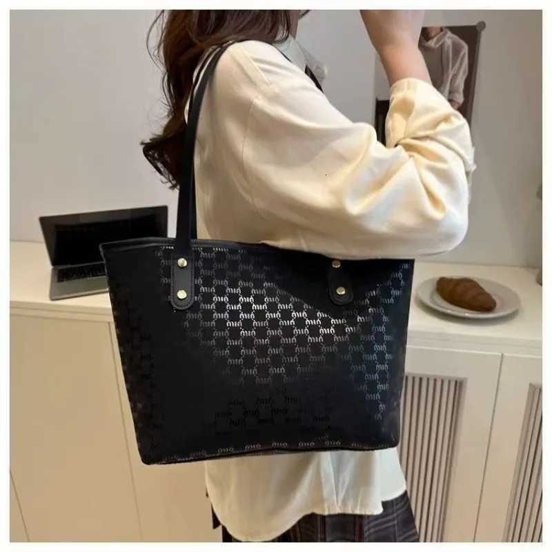 Luxurytextured Tote Handbag for Women 2025 Summer New Design Large Capacity Checkered Shoulder Bag Trendy Underarm BagL251023