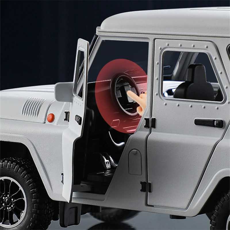 118 UAZ Hunter Alloy Car Model Diecasts Metal Offroad Vehicles Car Model High Simulation Sound Light Collection Kids Toys GiftT251023