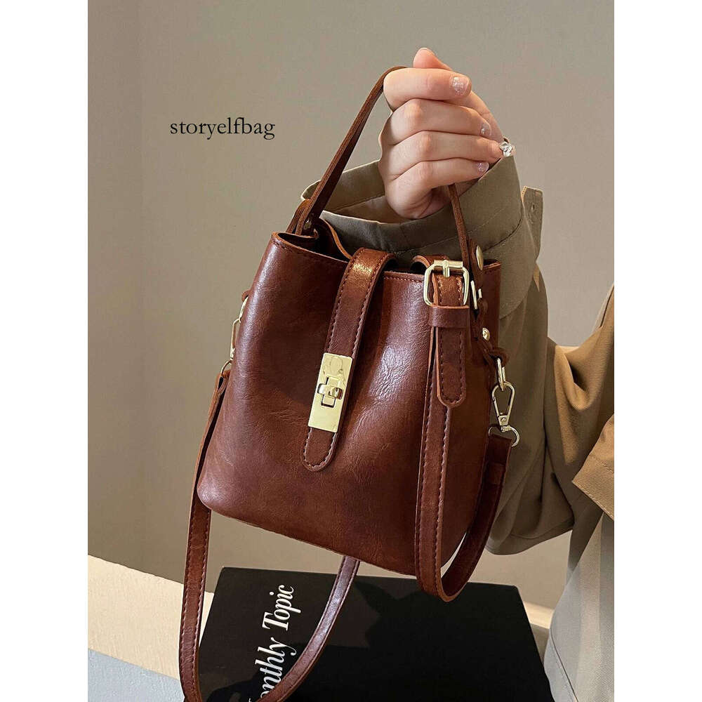 Retro small women 2024 new autumn/winter messenger fashion HOT portable bucket bag