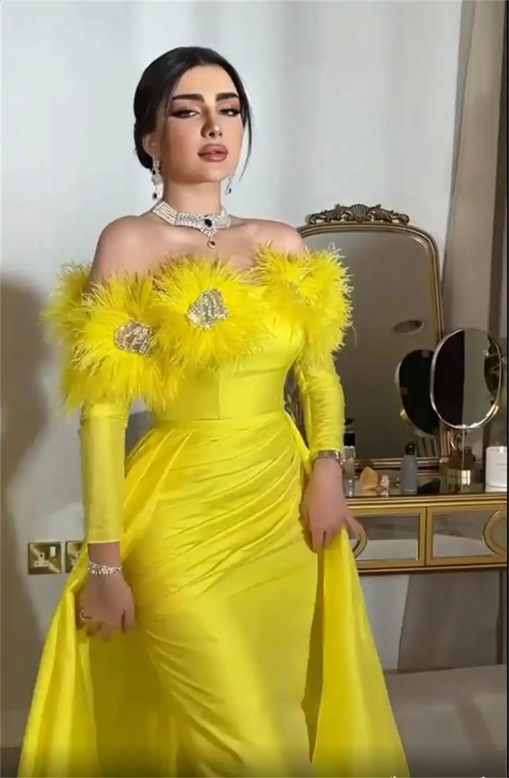 Customized Mermaid Yellow Satin Long Sleeves Prom Dresses Off the Shoulder Feathers Floor Length Evening Party Dress 251020