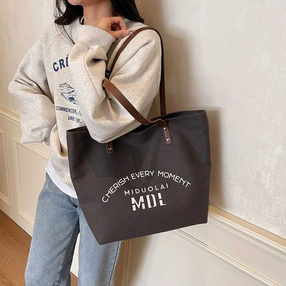 Japanese Style Casual Tote Bag Large Capacity Lightweight Foldable Work Handbag Minimalist Zipper Closure Shoulder BagL251023