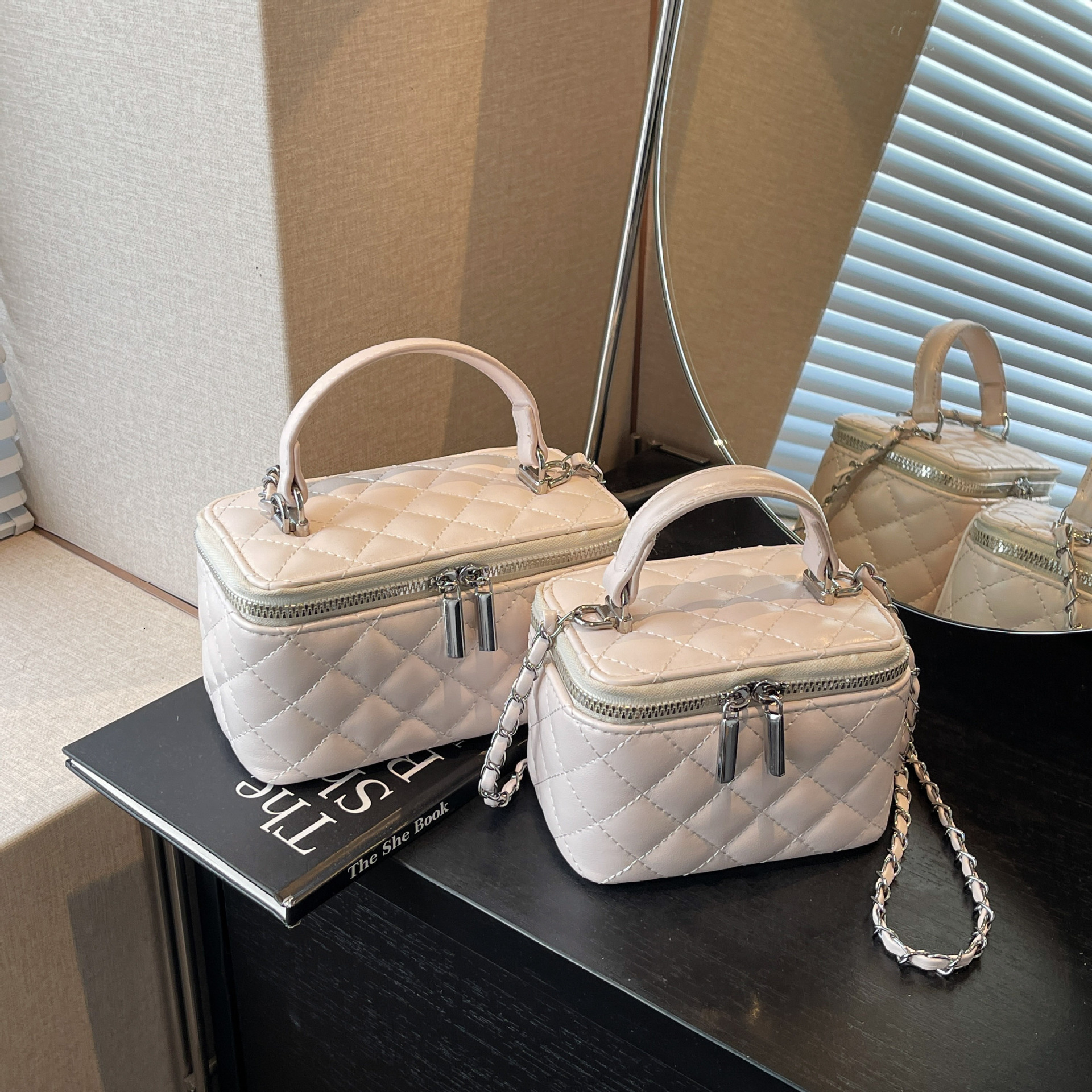 Luxury Brand Designer Bag Korean Fashion Quilted Box Bag Niche Single Shoulder Crossbody Embroidered Bag Women New Chain Trendy Small Square Bag