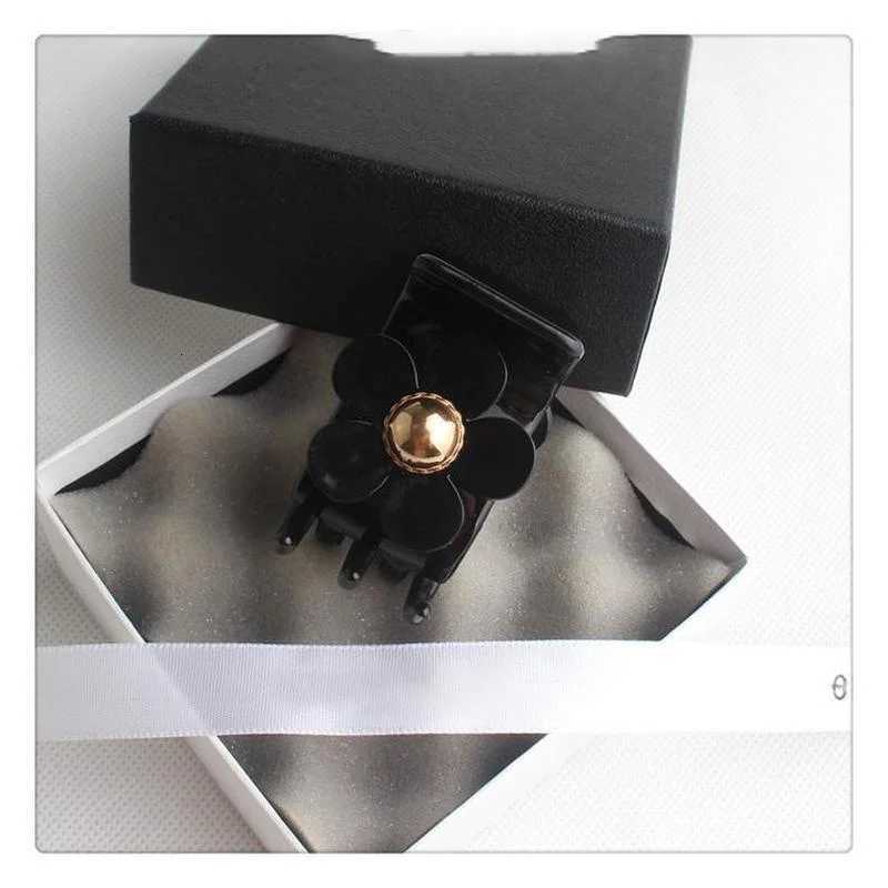 Fashion wer Wen Hair Clips Luxury Black White Small HairClip Barrette Girls Sweet Hairpins Crab Clips Hair Accories Y251023