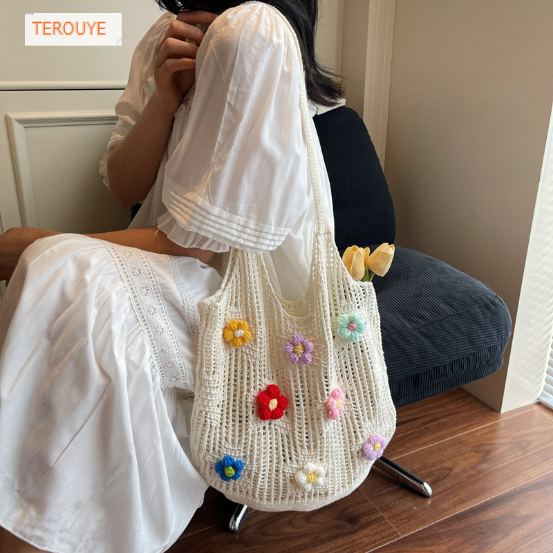 Autumn and winter new hollow knitted woven fabric bag, Korean style niche style, large capacity fashion trend design, women's shoulder bag design