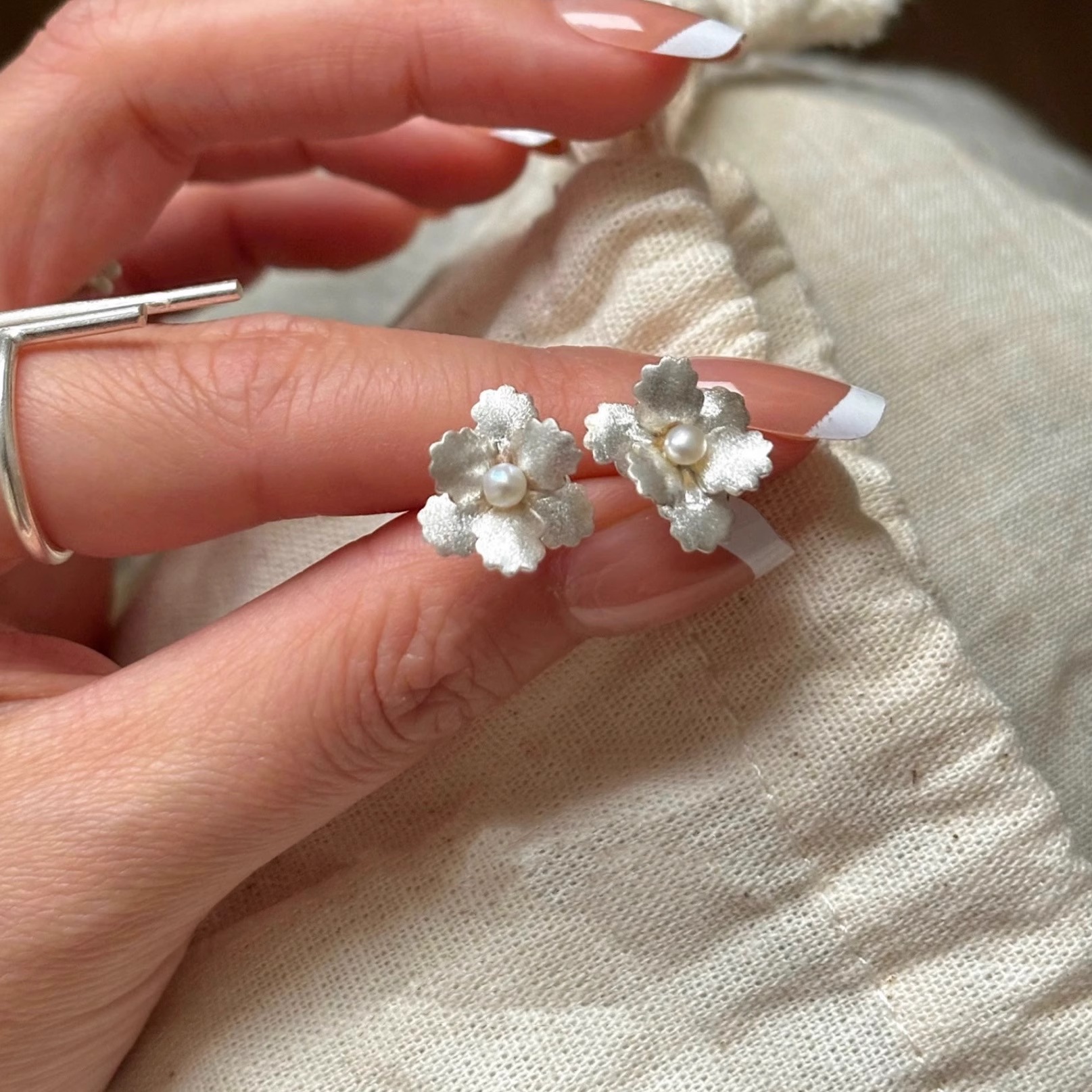 Luxury earrings Diamond studded flower earrings velvet bow earrings white rose pearl earrings popular accessories Designer earrings gold earrings