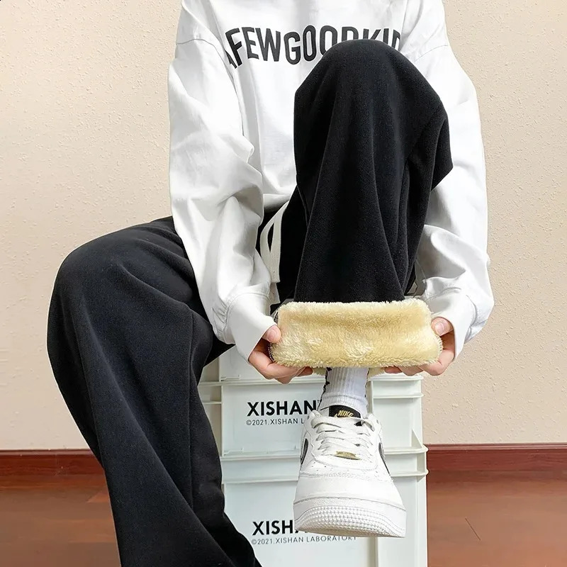 winter Men Outdoor Velvet Lining Trousers Sweatpants Solid Color Baggy Thickened Winter Fleece Loose Sports Warm Pants 251023