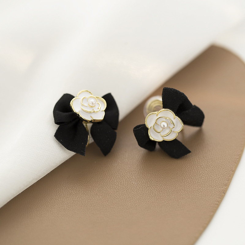 Luxury earrings Diamond studded flower earrings velvet bow earrings white rose pearl earrings popular accessories Designer earrings gold earrings