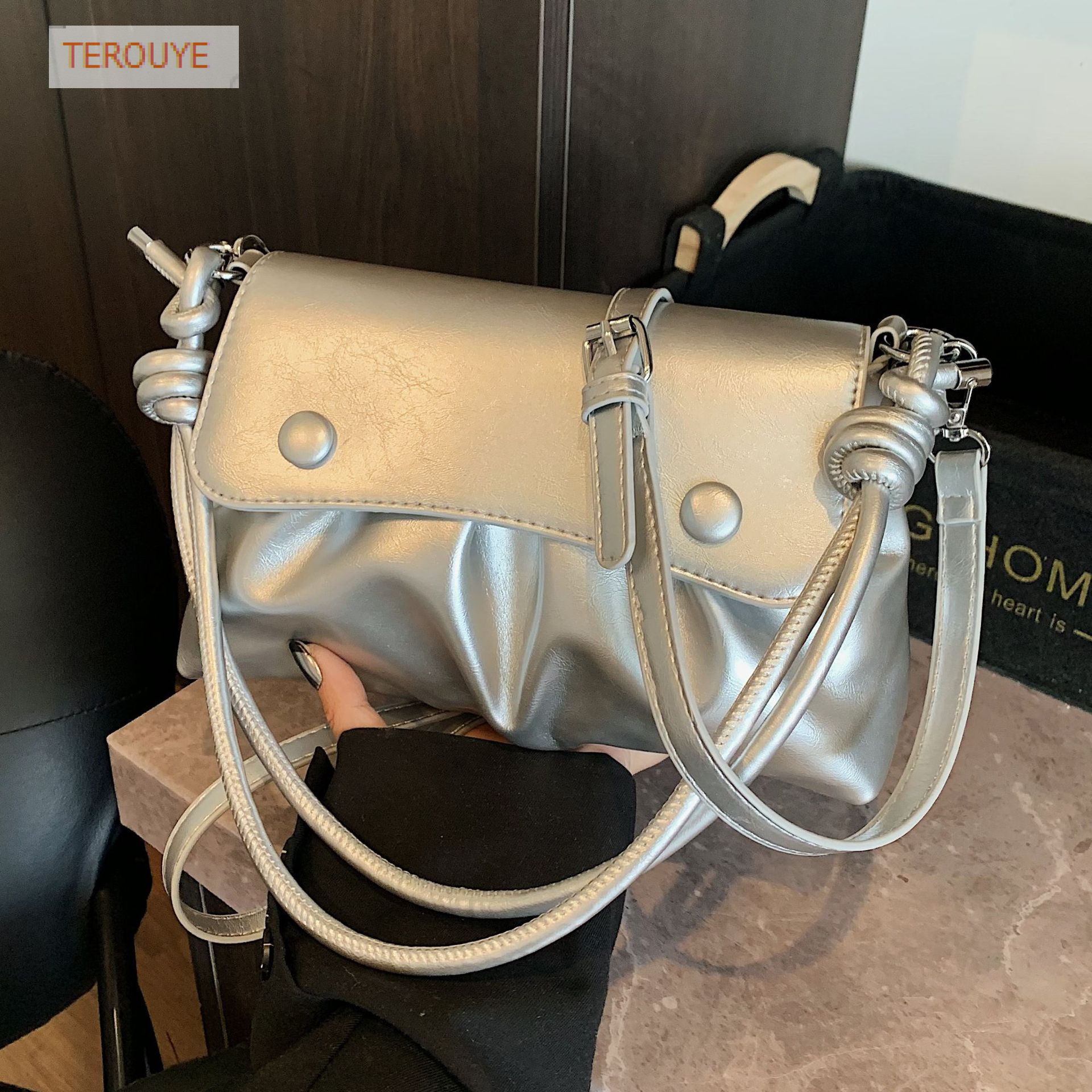 Folding versatile style handbag autumn and winter new fashion versatile style Korean style niche design women's shoulder bag luxury designer bag
