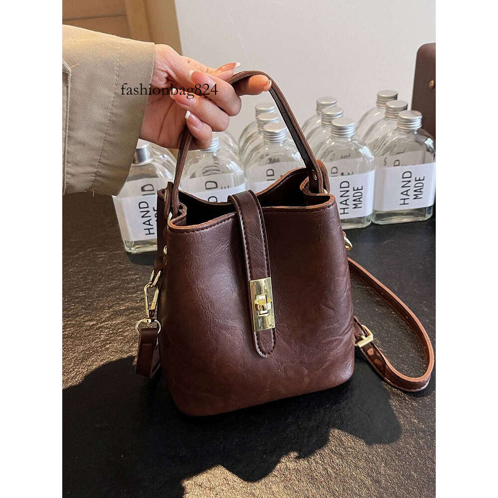 Retro small women 2024 new autumn/winter messenger fashion HOT portable bucket bag