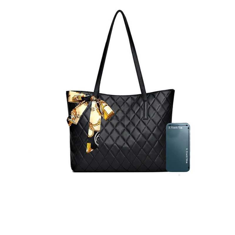 The Neutral Color Bags Are Suitable for Commuting and Are Ideal for Carrying on Ones Shoulder or as a HandbagL251023