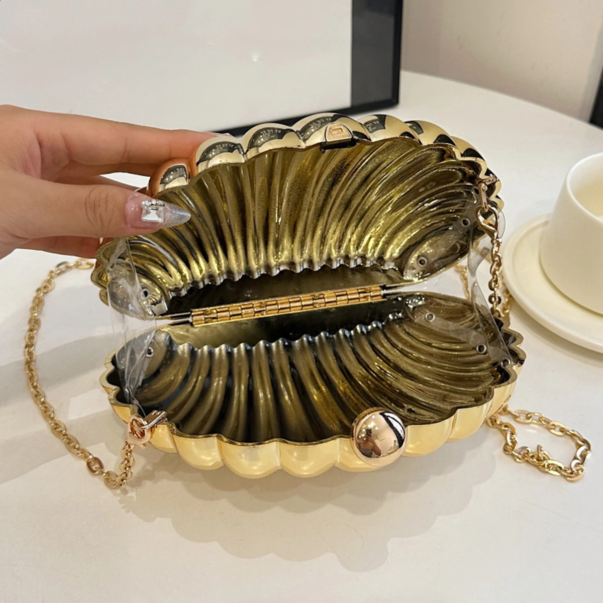 Mini shellshaped fashionable metal chain clutch simple solid color shoulder bag personality crossbody bag251023