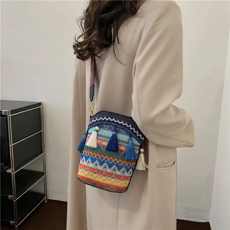 Bohemian Ethnic Style Niche n Woven Contrasting Tassel Bucket Diagonal Cross Single Shoulder Bag Womens Random Color 251018