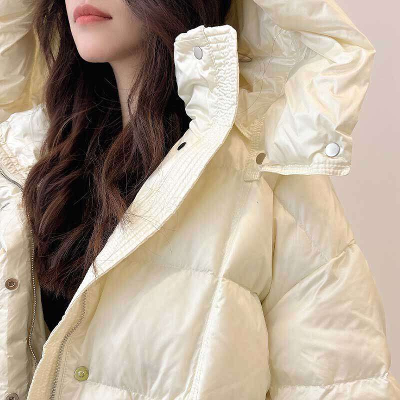 2025 Short Goose High-End Winter Satin New Style, Small Bread Down Jacket, Cold Proof Coats Designer Women