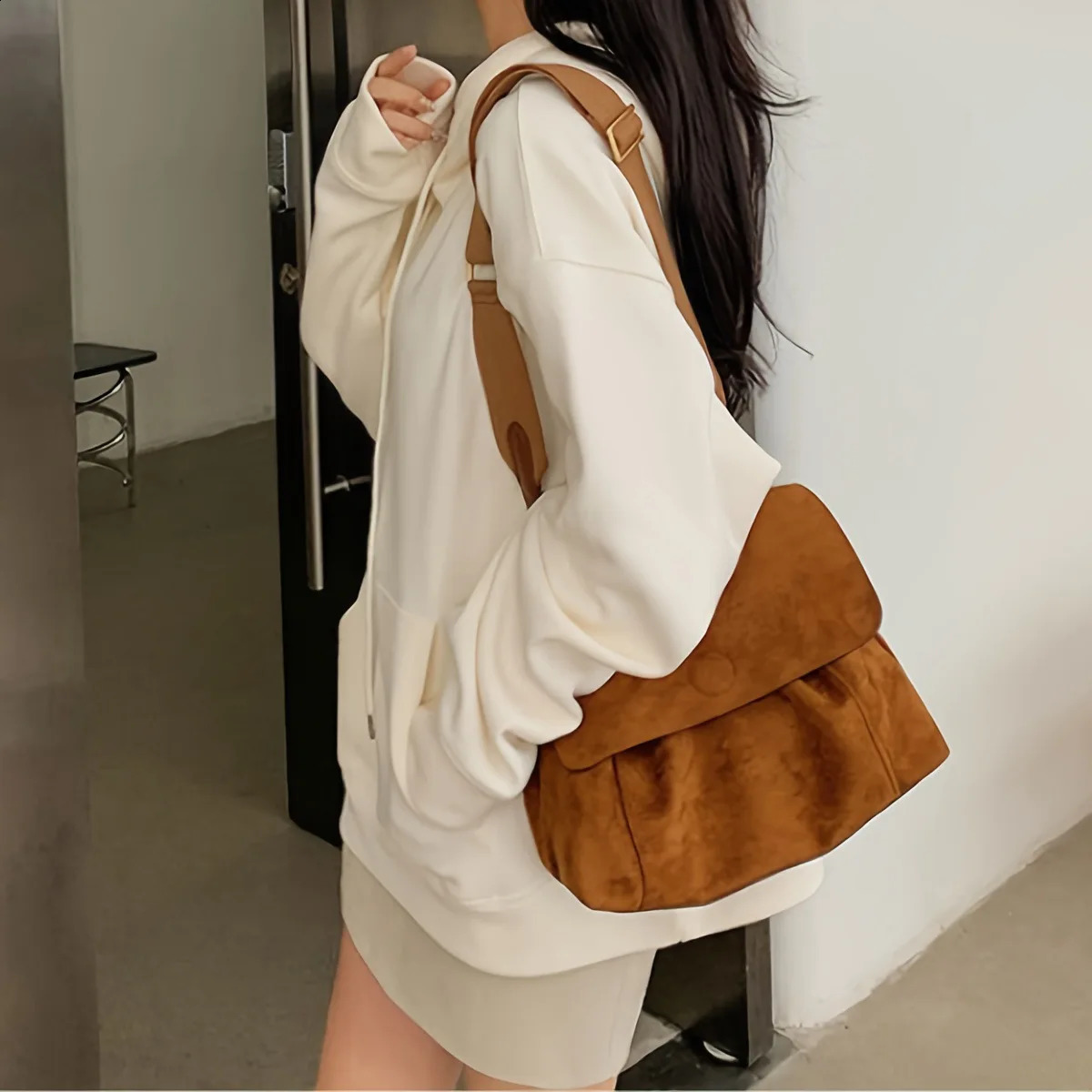 Suede Leather Womens Shoulder Bag Magnetic Button Messenger Large Capacity Work Outing Velvet Tote for Women Daily Use 251014