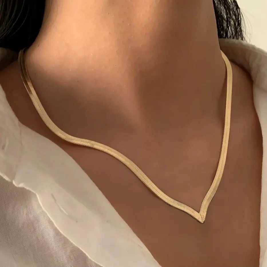 Sexy Elegant Gold Color Flat Snake Chain Short Necklace for Women Tren Minimalist Vshed Clavicle Chokers Party Neck JewelryXJ251024