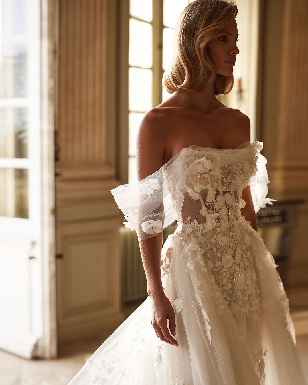 3D Flower Lace Wedding Dresses A Line Off Shoulder Pearl Beaded Bridal Gowns Sweep Train Custom Made Garden Castle Dresses for Special Occasion