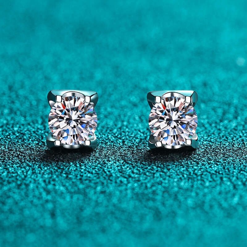 DHCollections-- Sterling Sier Earrings for Women, Bull Head Studs, Plated with PT950 Gold, Elegant and Simple Moissanite