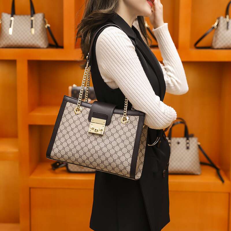 Hot Selling Hong Kong New Genuine Leather Chain Underarm Crossbody Bag Women's Brand Grand And Large Capacity Designer Bags Free Labubu Pendant A
