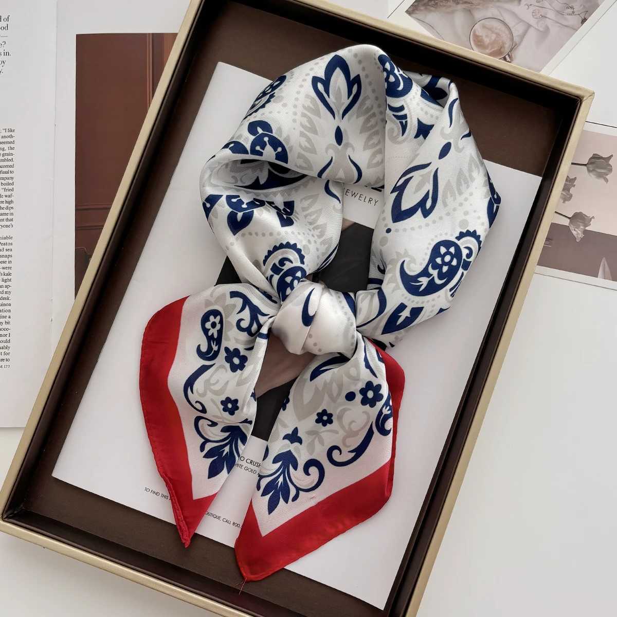 2024 SpringSummer Retro Horse Print Neckerchief 7070cm Green Square Scarf Wens Breathable Imitation Silk Bandan Y251024