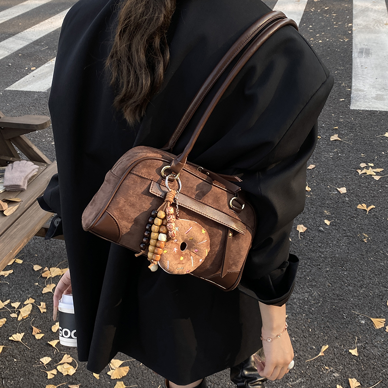 Korean Niche Design Autumn Winter New Bowling 2025 Women Commuting Temperament fashion Trendy Shoulder Bag