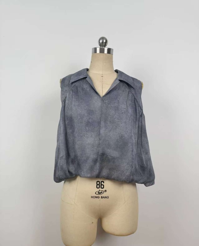 Simple, sophisticated, and elegant silk sleeveless top with a youthful, graceful vibe JYS37083
